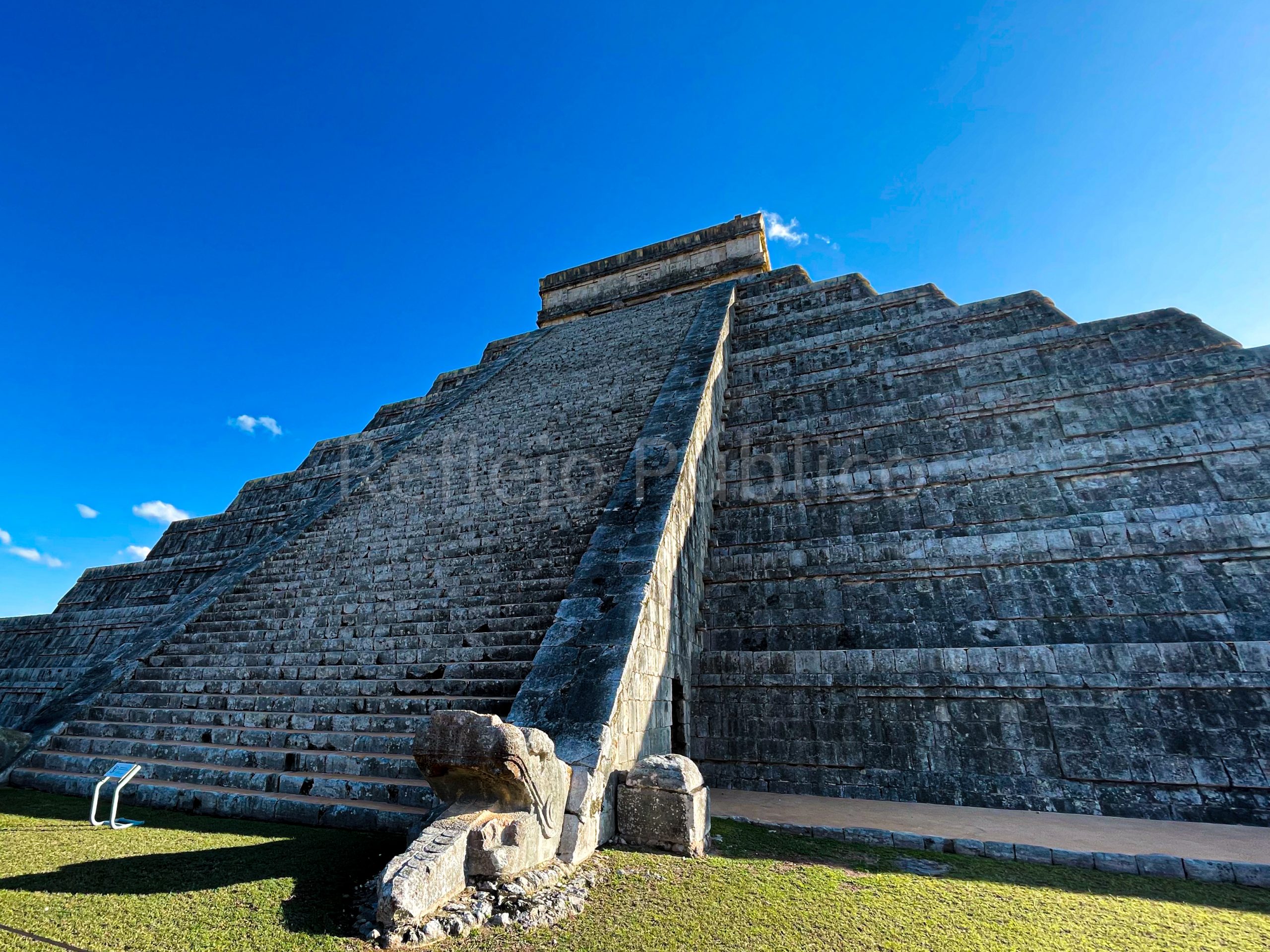 Kukulkán bajando desde lo alto del castillo de Chichén Itzá en Yucatán.
