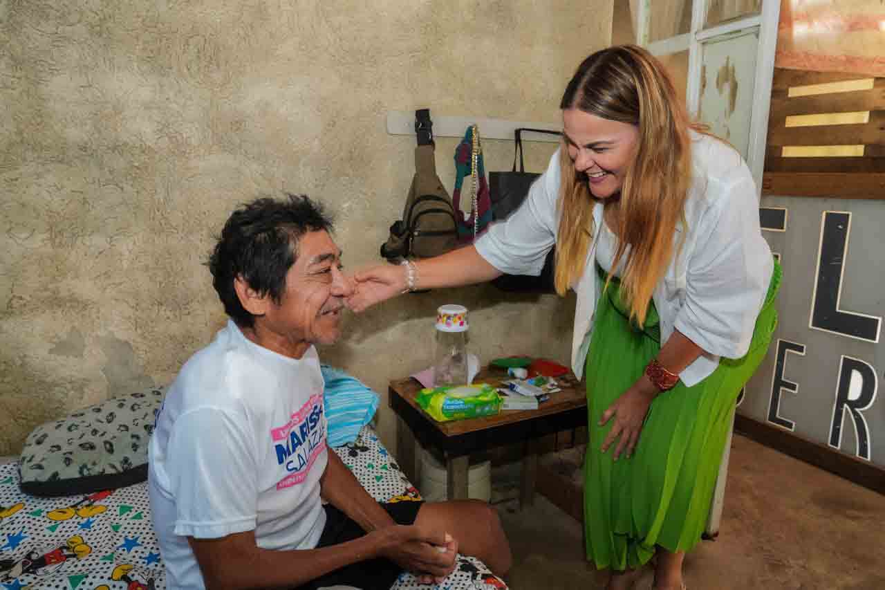 Cecilia Patrón visita a beneficiarios de Médico a domicilio