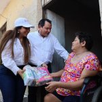 Entrega masiva de despensas en Celestún tras el paso del huracán Milton