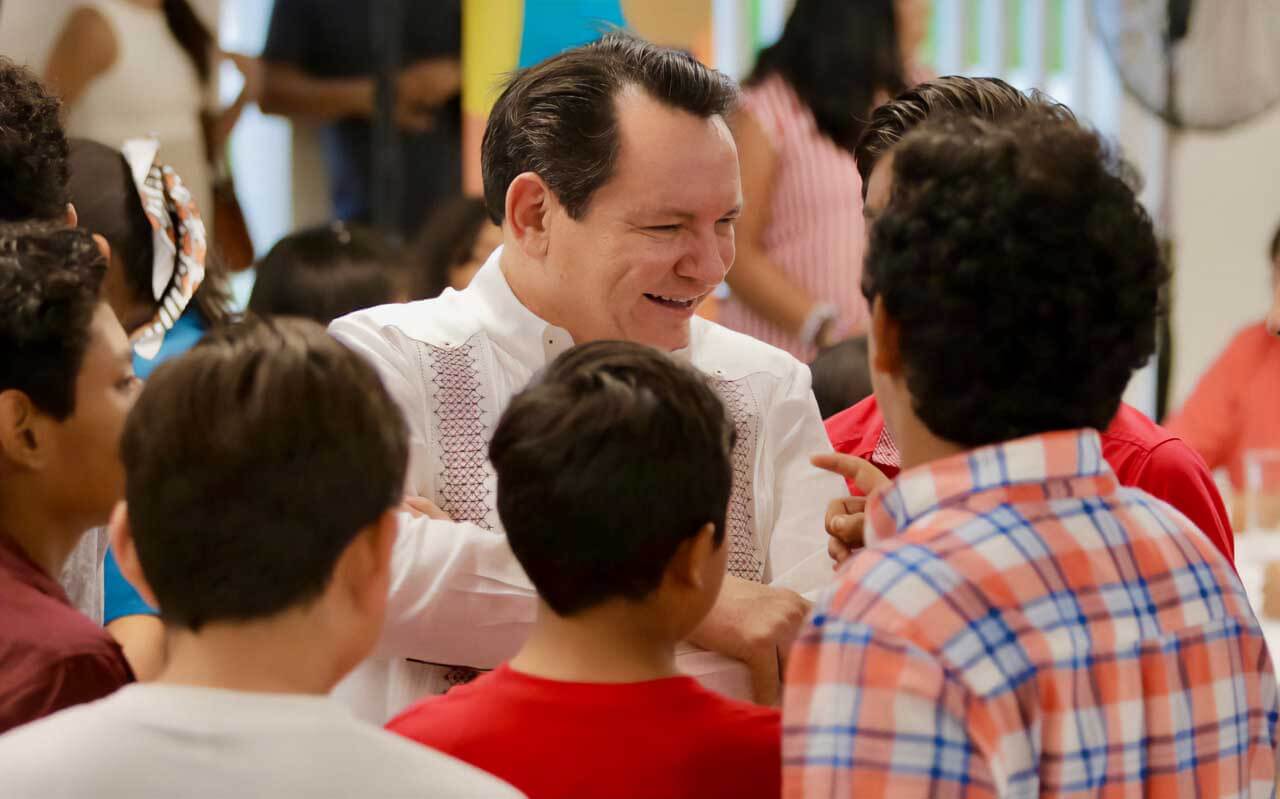 Huacho Díaz Mena conviviendo con jóvenes de Casa Otoch