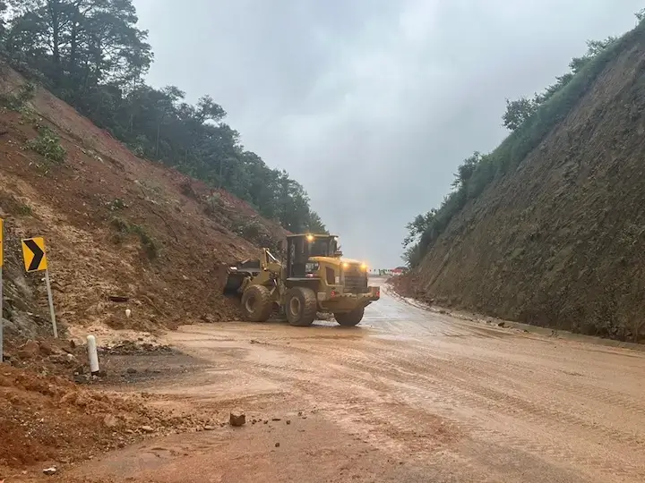 Protección Civil habilita 30 vías tras huracán John