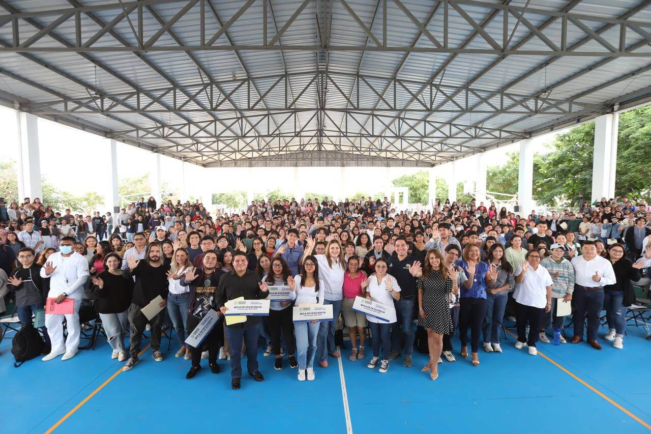 Becas a estudiantes de Mérida programa para impulsar la educación