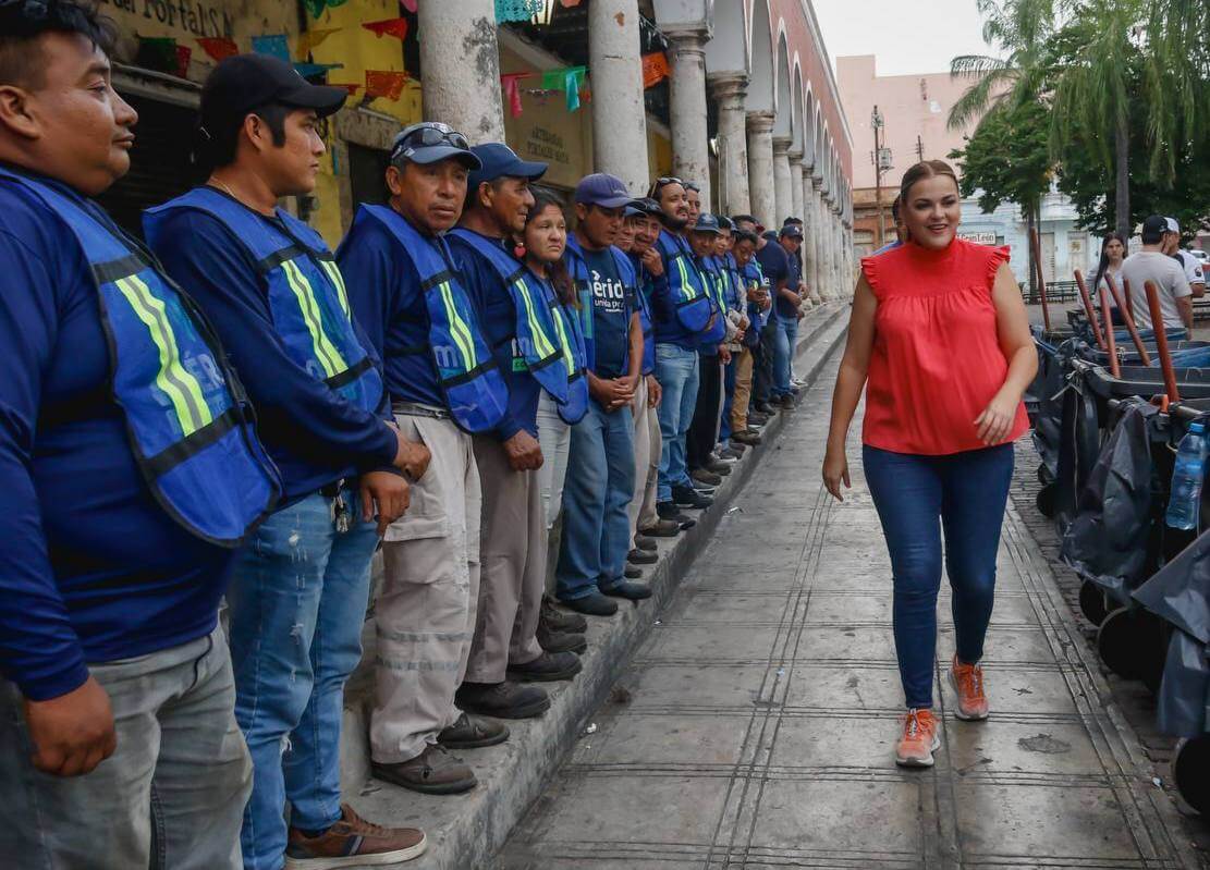 Cecilia Patrón lidera cuadrillas de limpieza en Mérida