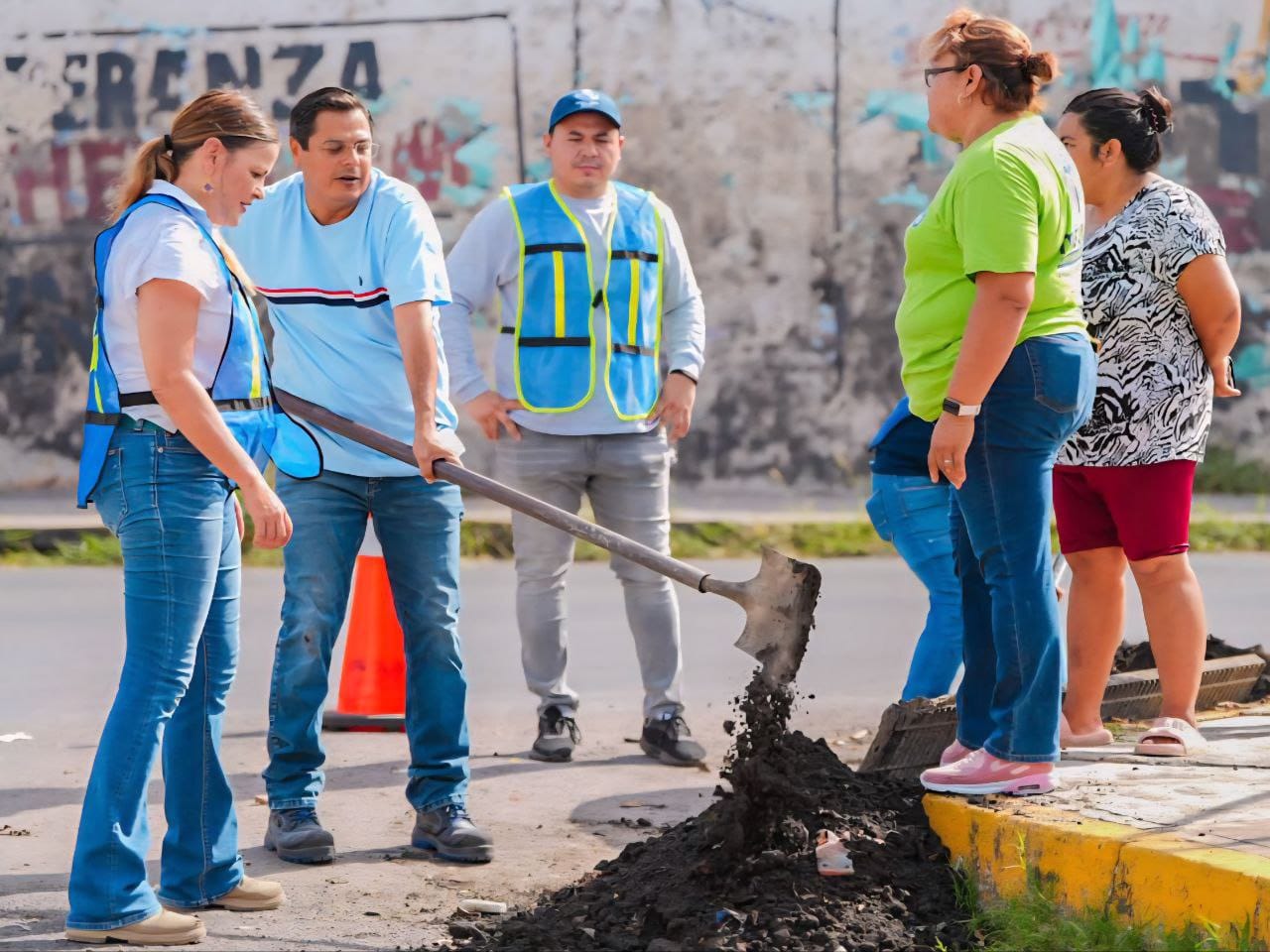 Limpieza de rejillas inicia con operativo municipal en San Antonio Xluch