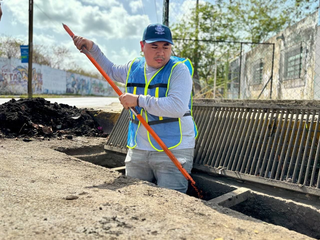 Limpieza de rejillas inicia con operativo municipal en San Antonio Xluch