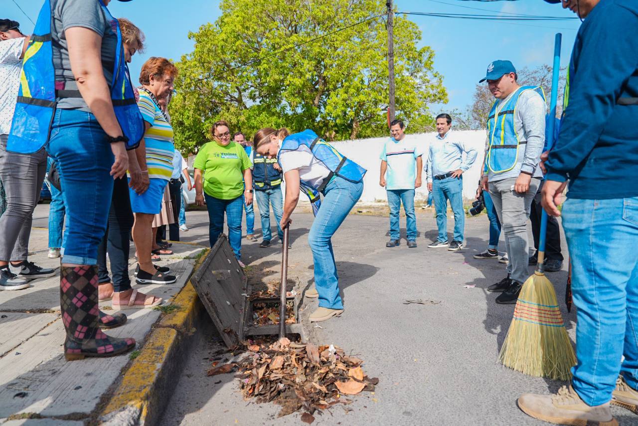 Limpieza de rejillas inicia con operativo municipal en San Antonio Xluch