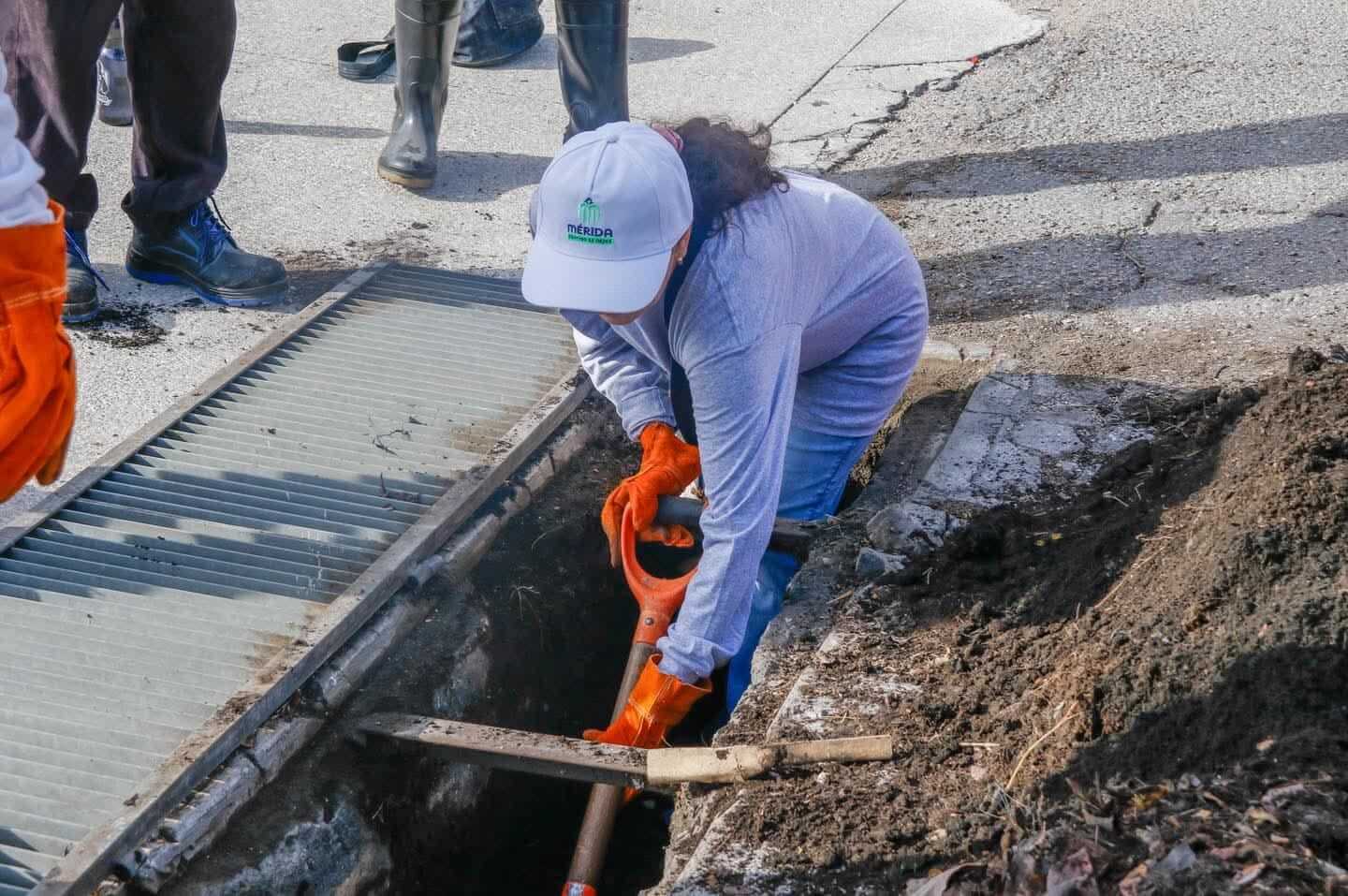 Limpieza de rejillas se refuerza ante temporada de lluvias en Mérida
