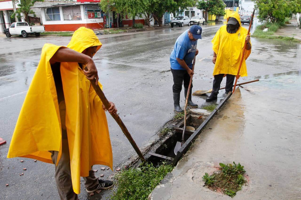 Programa Calle por Calle suma 3 mil 271 rejillas desazolvadas en Mérida