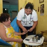 Adultos mayores en Mérida reciben atención médica en sus hogares