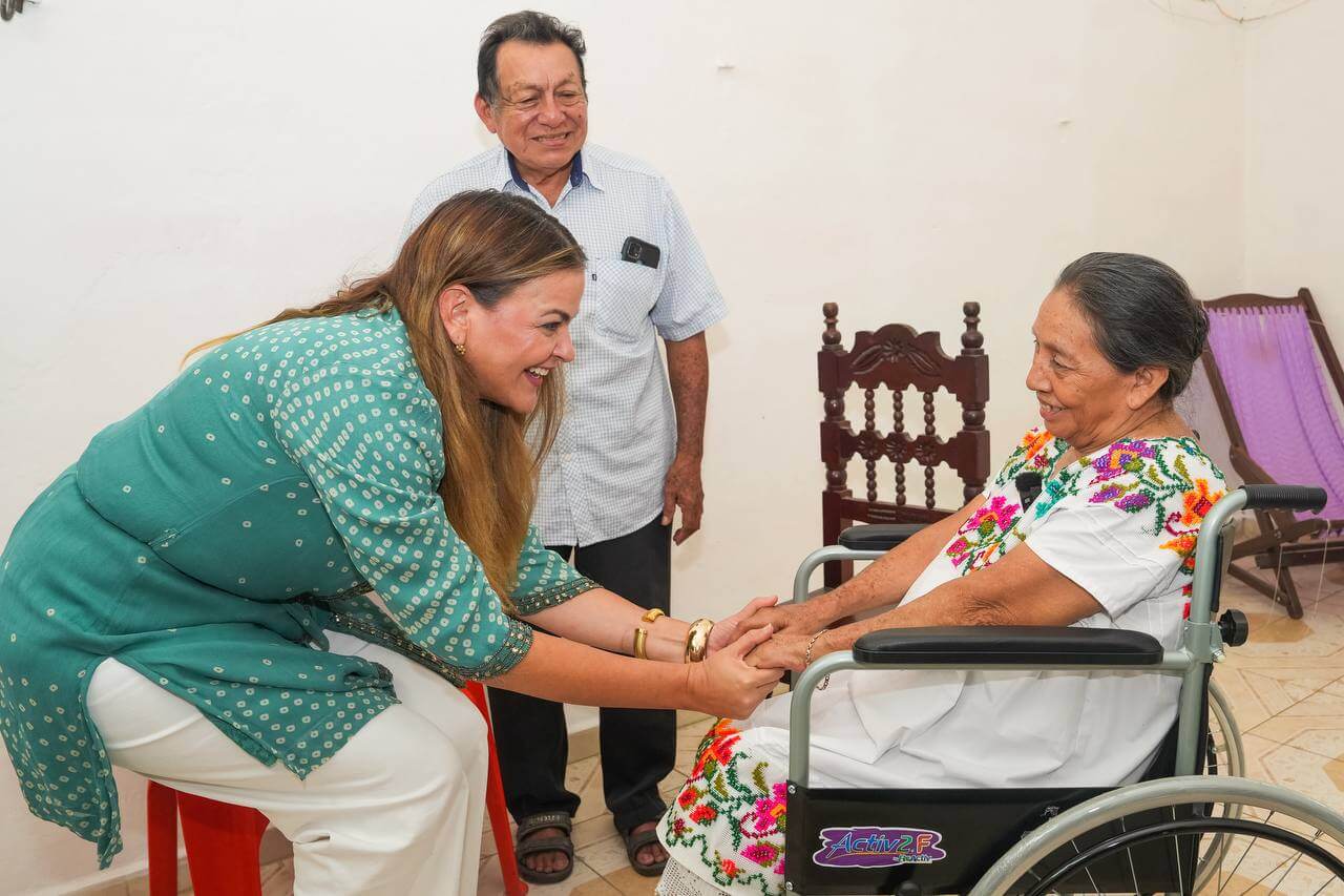 Personas mayores de El Porvenir reciben sillas de ruedas del Ayuntamiento
