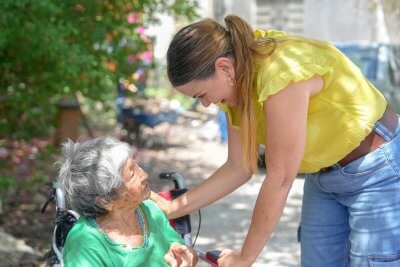 Personas mayores de El Porvenir reciben sillas de ruedas del Ayuntamiento