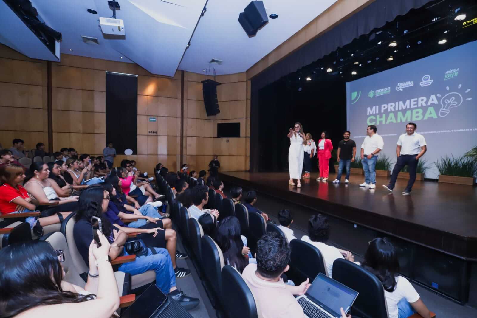 Mi Primera Chamba reúne a juventudes y compañías en Feria del Empleo