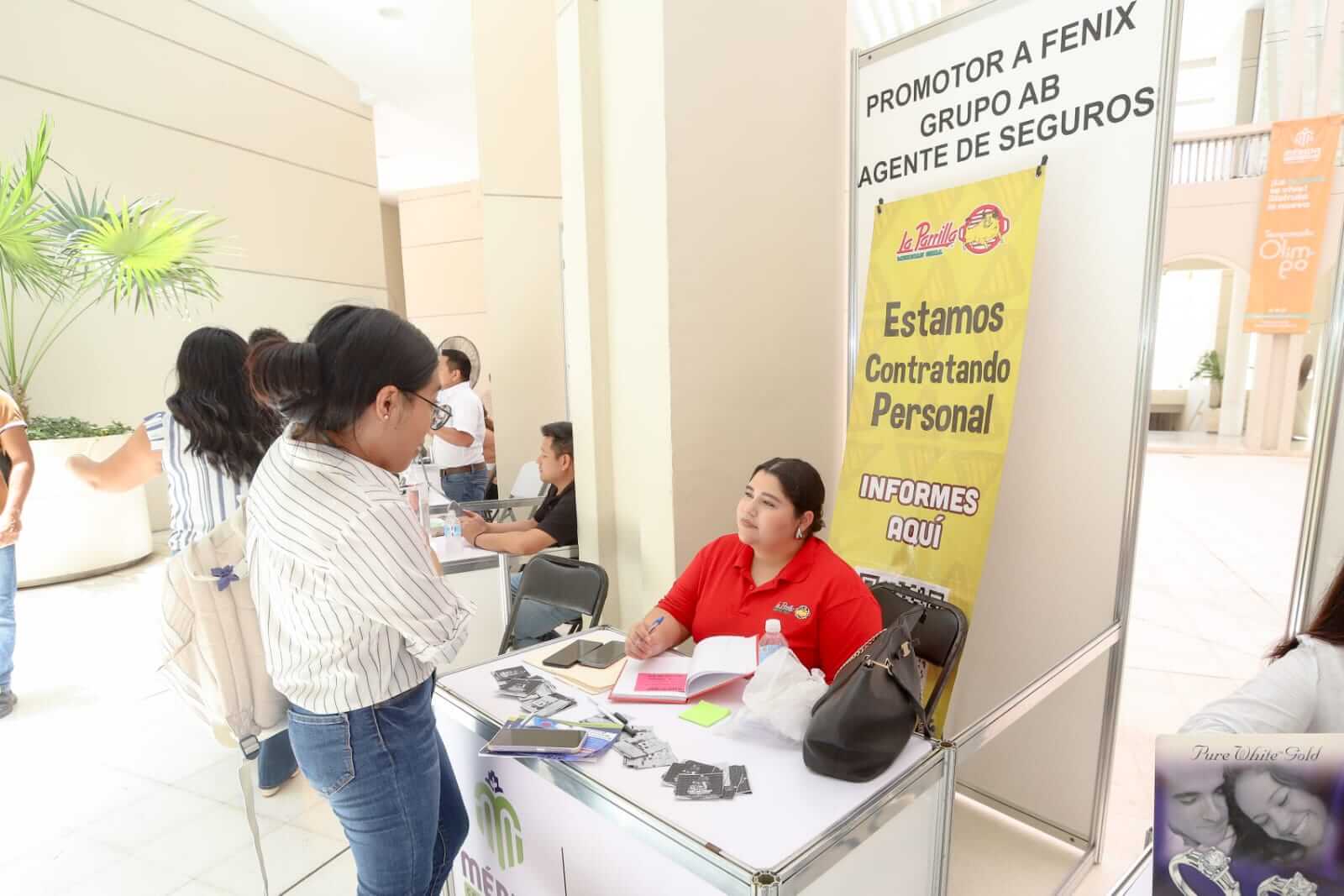 Mi Primera Chamba reúne a juventudes y compañías en Feria del Empleo