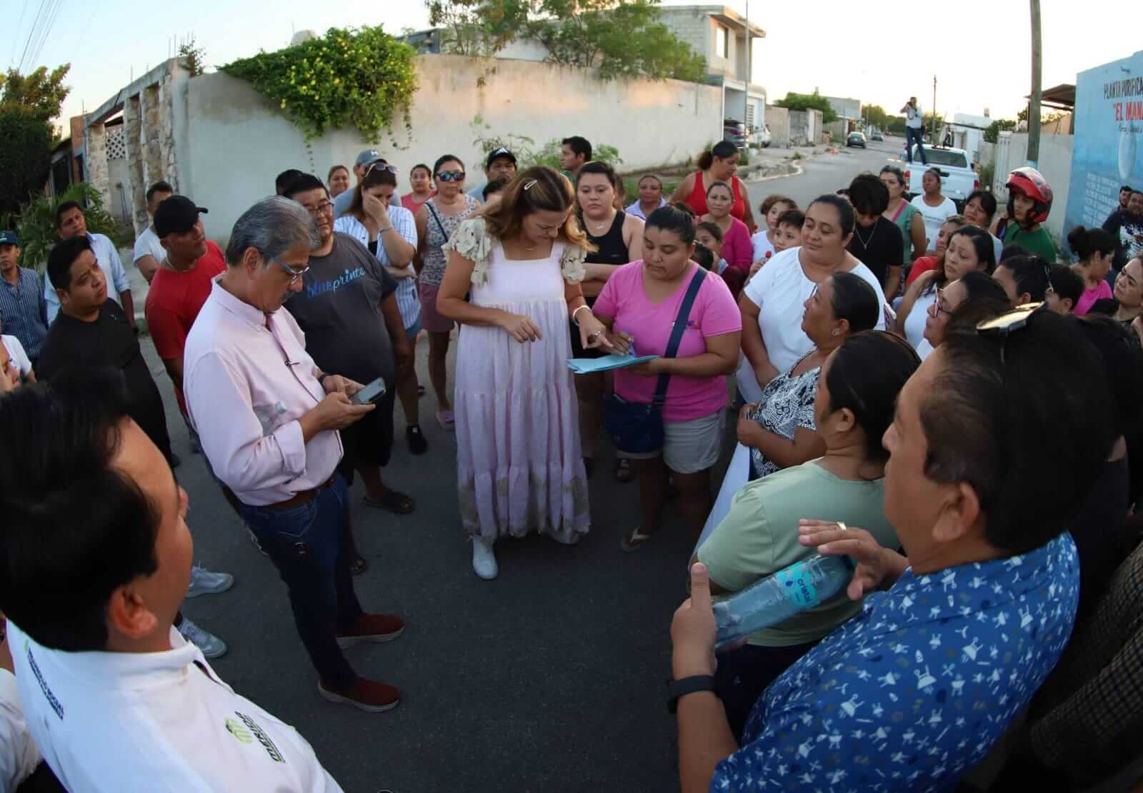 Fraccionamiento Bicentenario recibe operativo de bacheo y alumbrado público