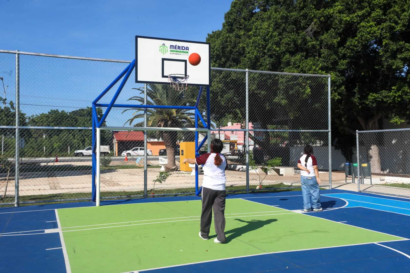 Colonia María Luisa recibe rehabilitación de parque y cancha