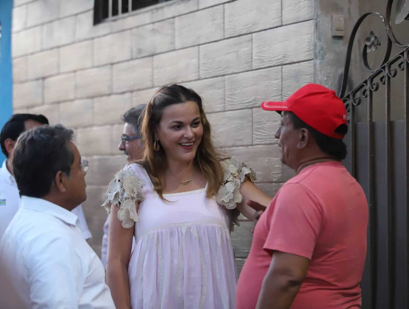 Fraccionamiento Bicentenario recibe operativo de bacheo y alumbrado público