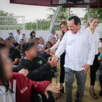 Entrega Joaquín Díaz Mena obras en la primaria Adolfina Cardeña de la colonia Azcorra