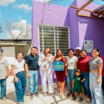 Entrega de fachadas violeta beneficia viviendas en San Antonio Xluch