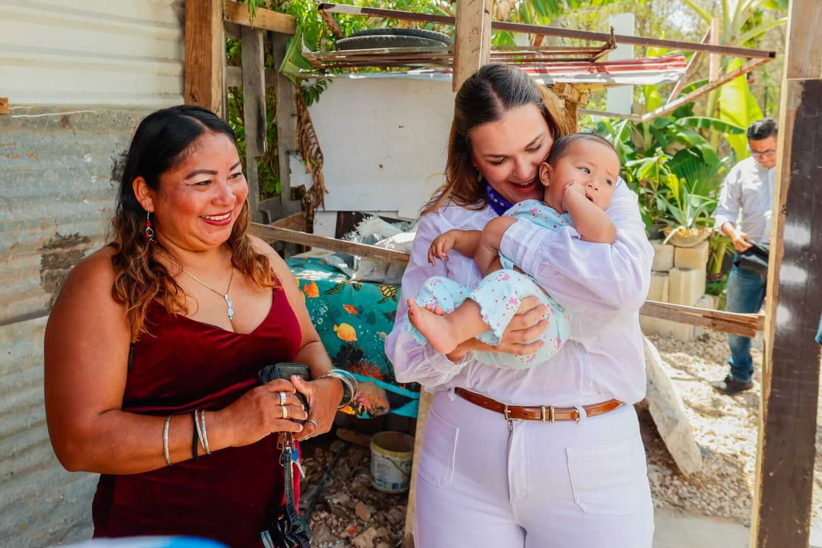 Entrega de fachadas violeta beneficia viviendas en San Antonio Xluch