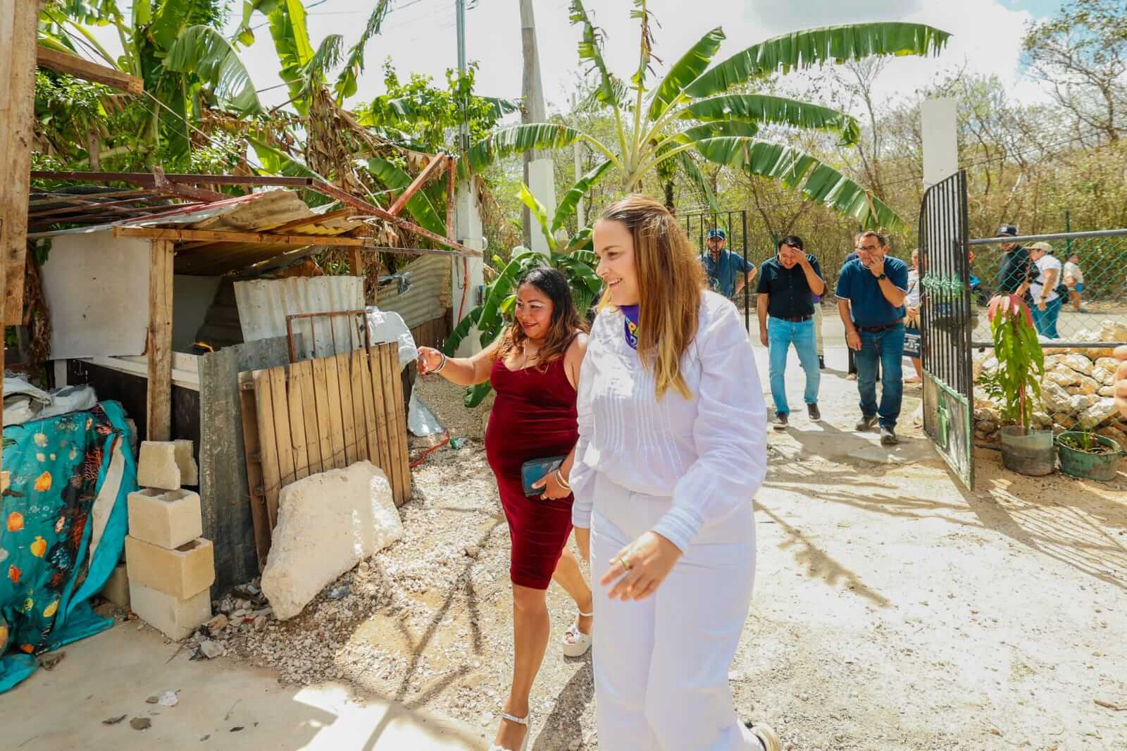 Entrega de fachadas violeta beneficia viviendas en San Antonio Xluch