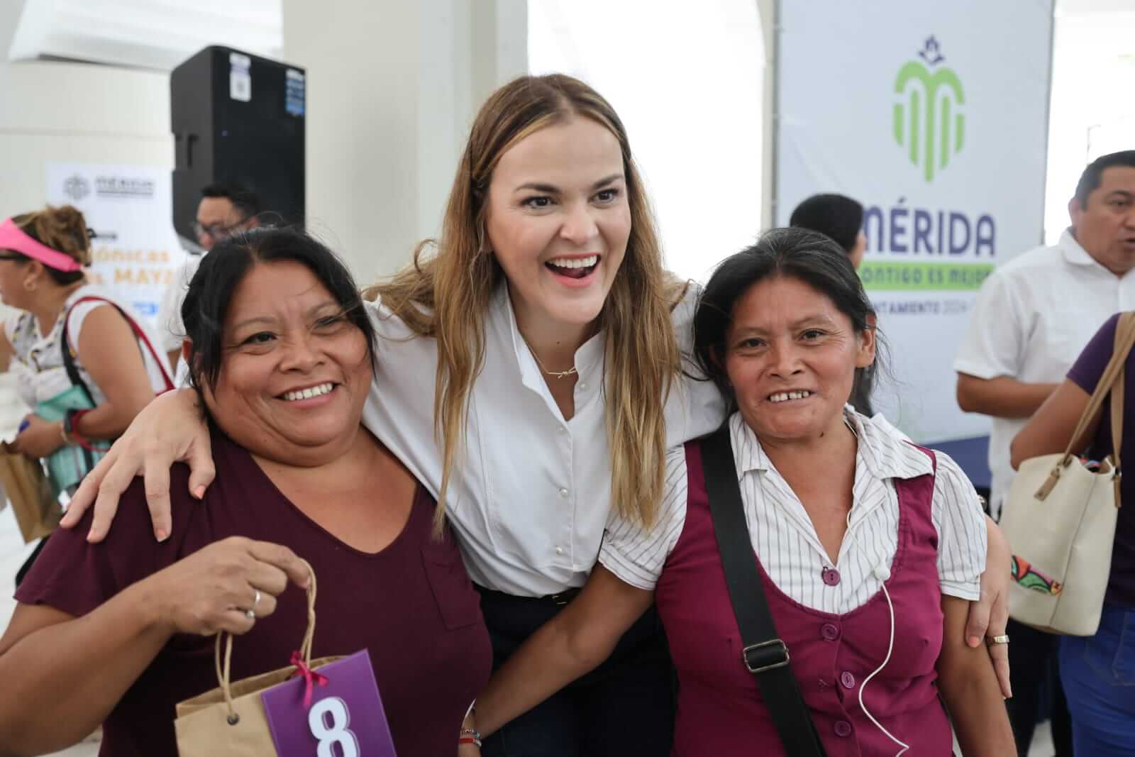 Programa Ver Mejor entrega 114 lentes gratuitos a mujeres en Mérida