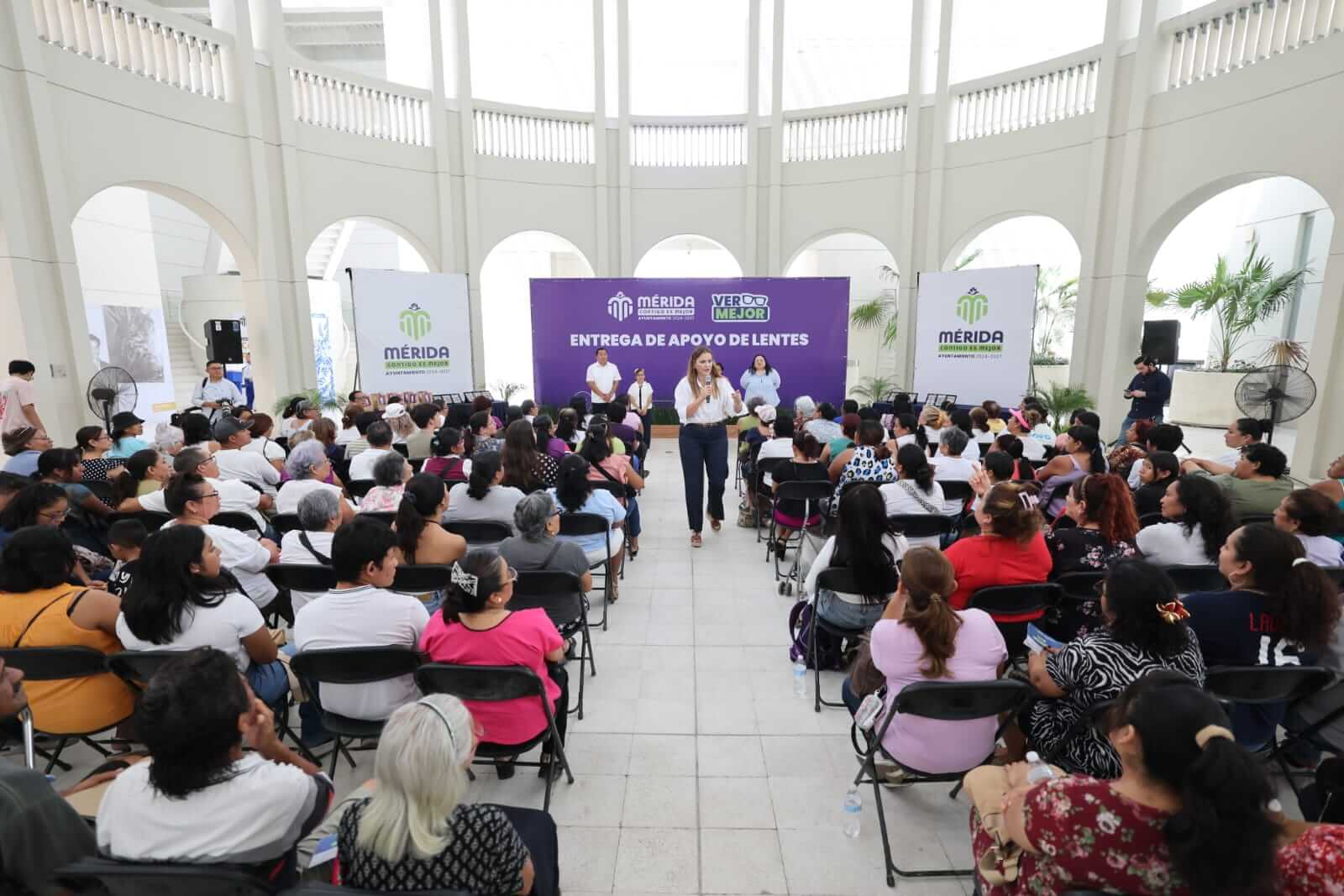 Programa Ver Mejor entrega 114 lentes gratuitos a mujeres en Mérida