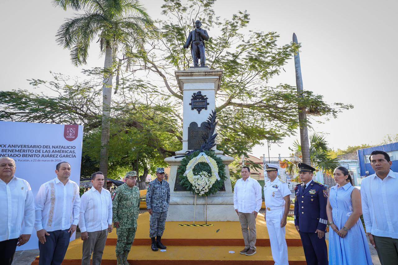 Natalicio de Benito Juárez encabeza Díaz Mena con ceremonia en Mérida