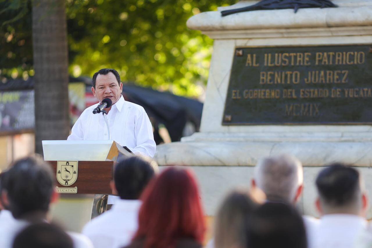 Natalicio de Benito Juárez encabeza Díaz Mena con ceremonia en Mérida