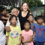 Alcaldesa entrega lente gratuitos en Mérida