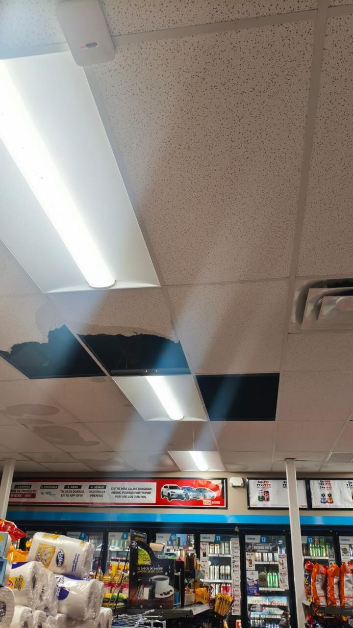 Plafones de un Oxxo