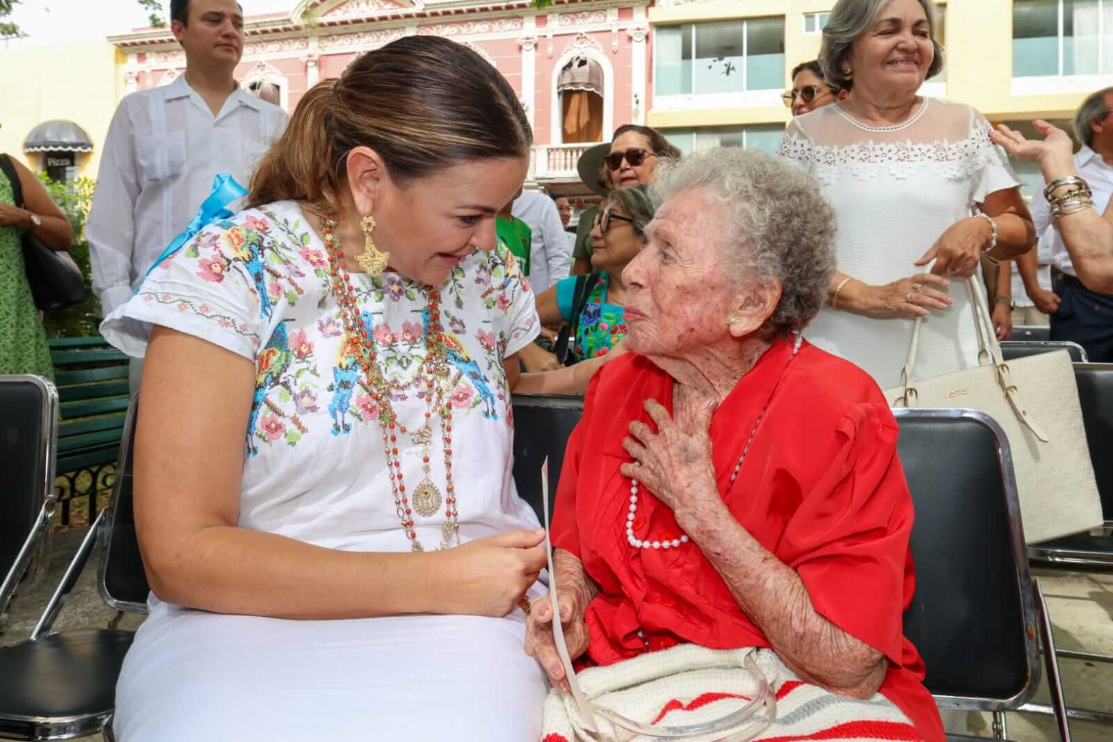 Día de las Madres en Mérida reúne homenaje en el Monumento a la Madre