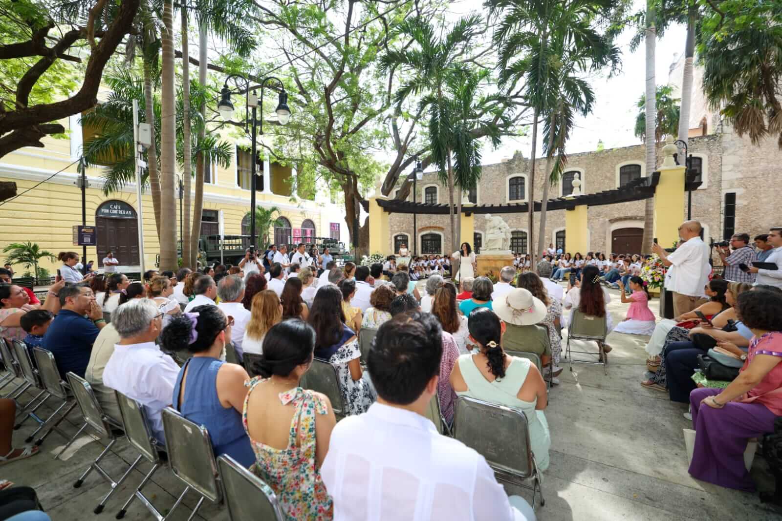 Día de las Madres en Mérida reúne homenaje en el Monumento a la Madre