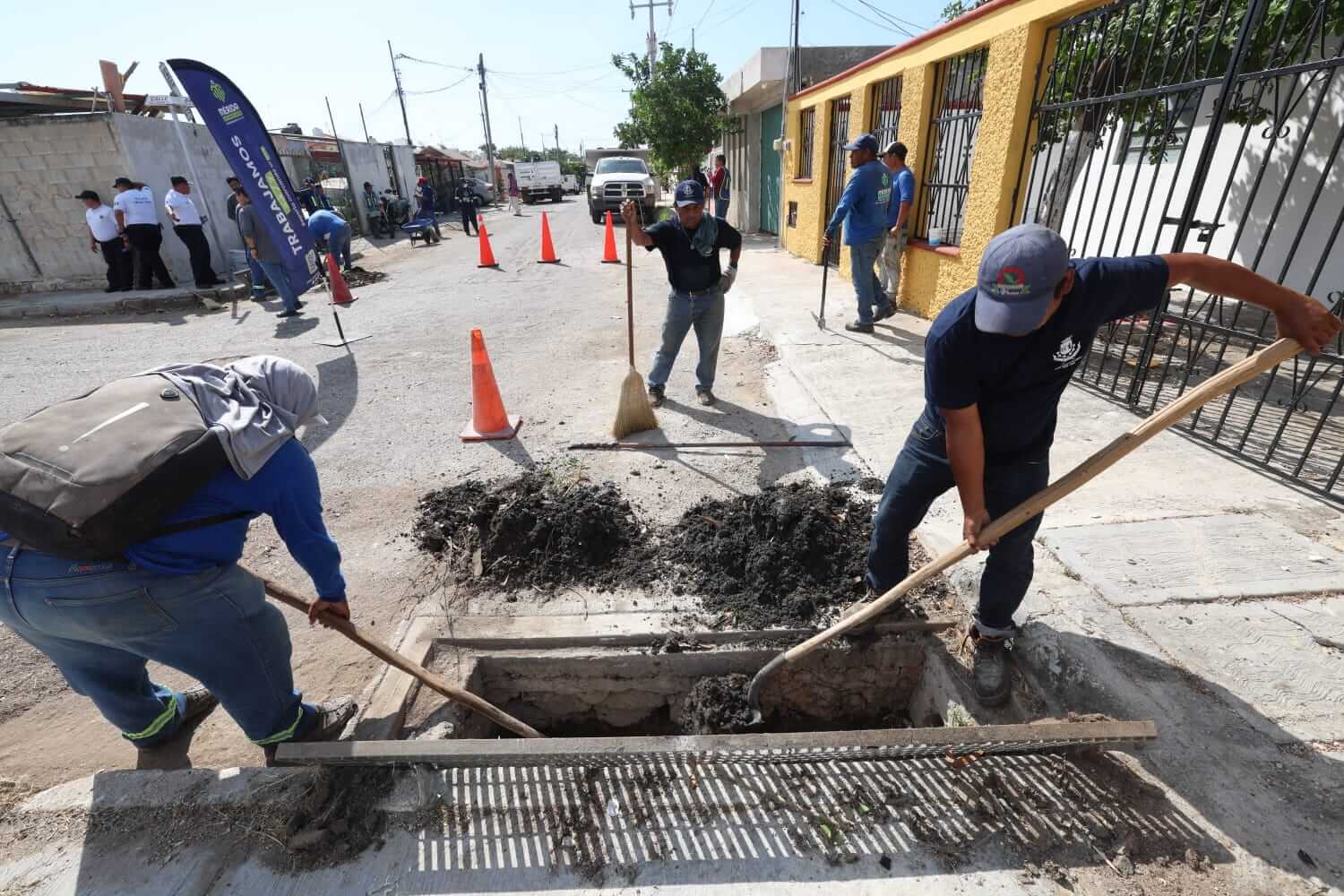 Mega Operativo en Manzana 115 despliega brigadas de limpieza y bacheo