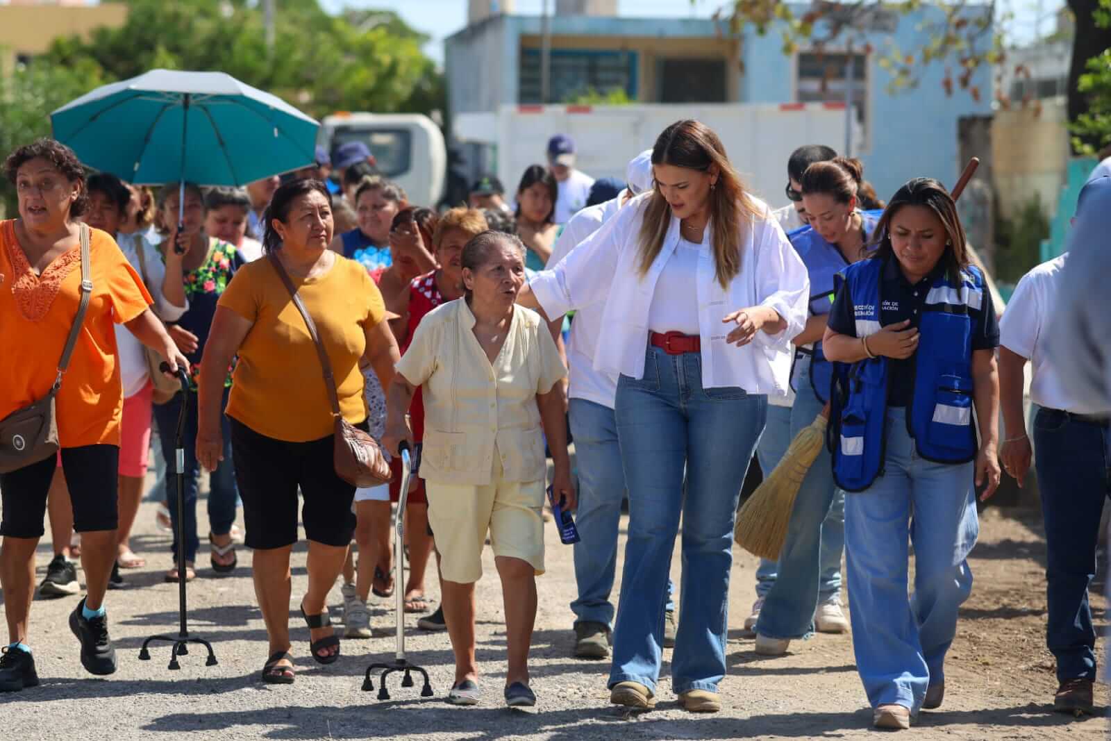 Mega Operativo en Manzana 115 despliega brigadas de limpieza y bacheo