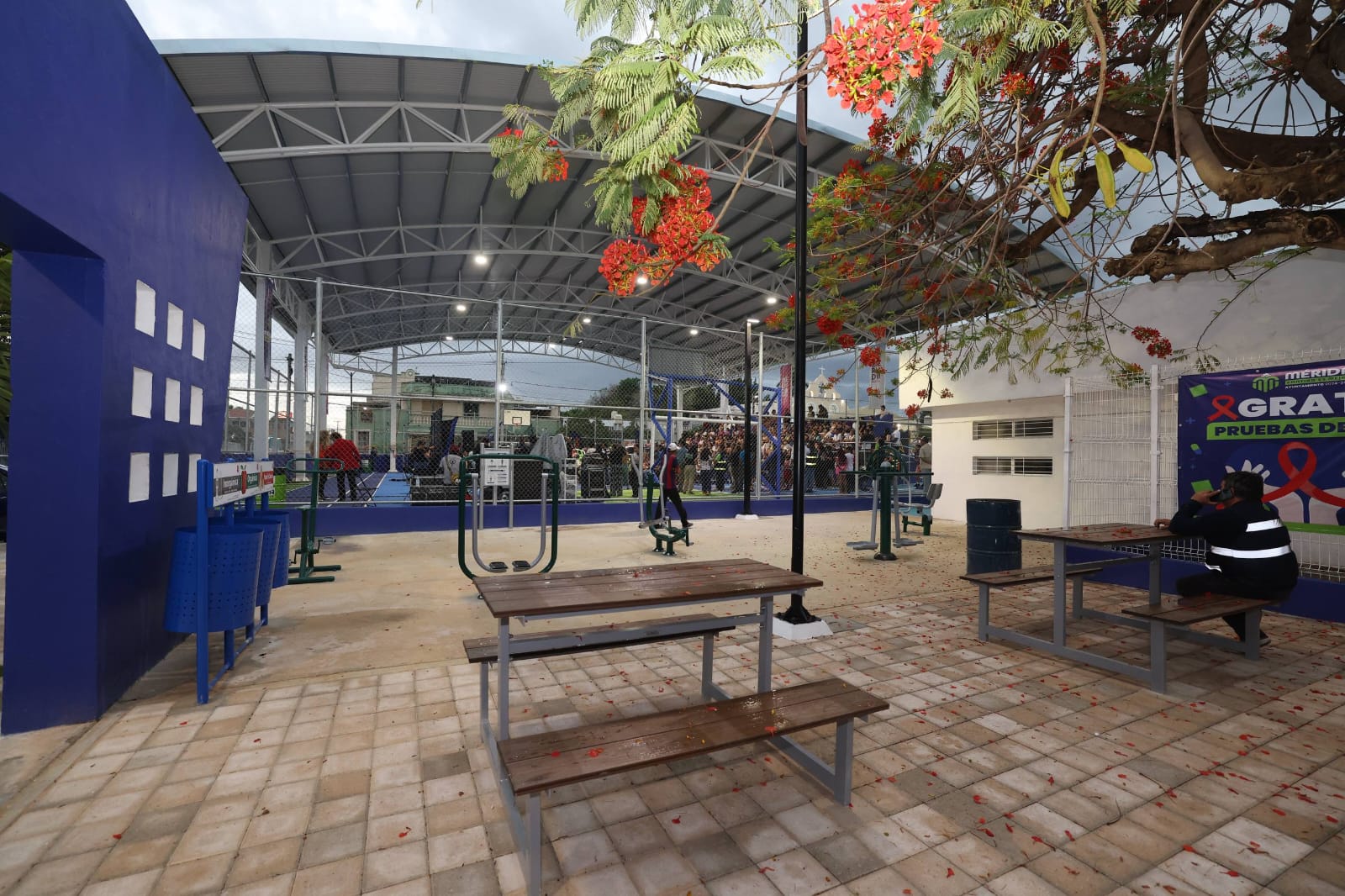 Programa Mérida Enchula entrega obras y domo en Santa Rosa