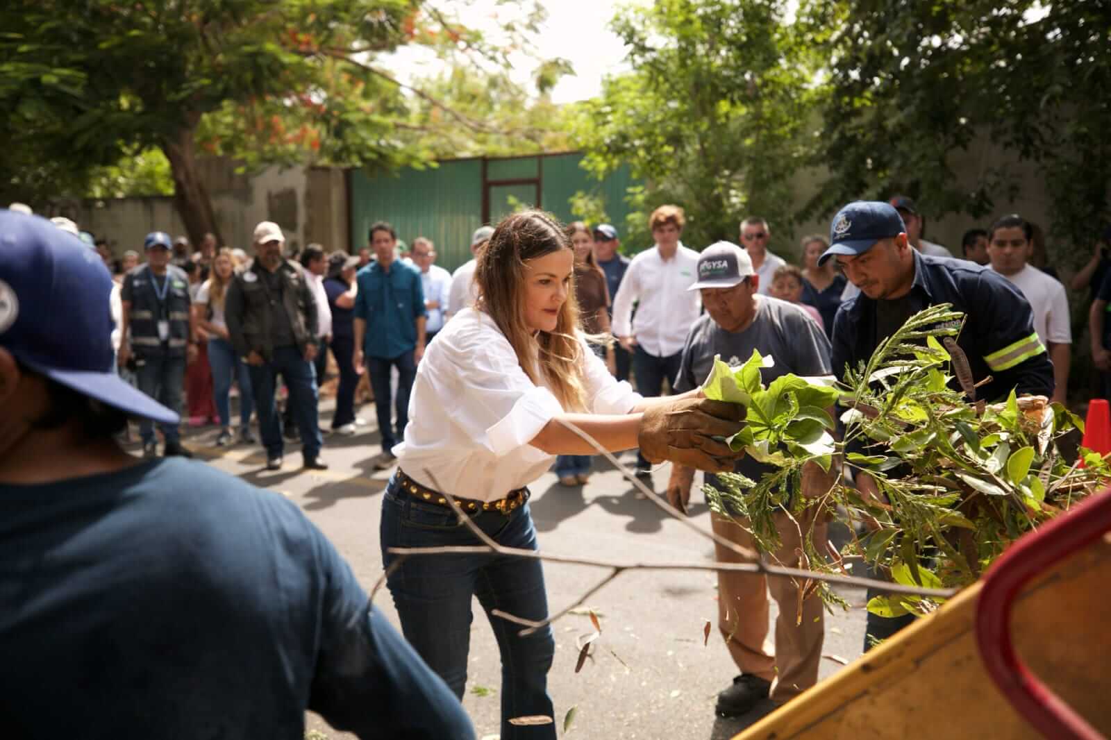 Mega Operativo en Sambulá lleva limpieza y servicios municipales a 16 manzanas