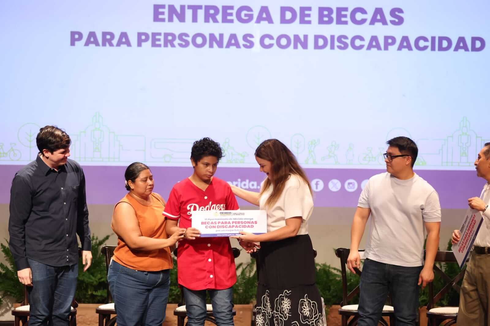 Becas del DIF Mérida benefician a 600 personas con discapacidad