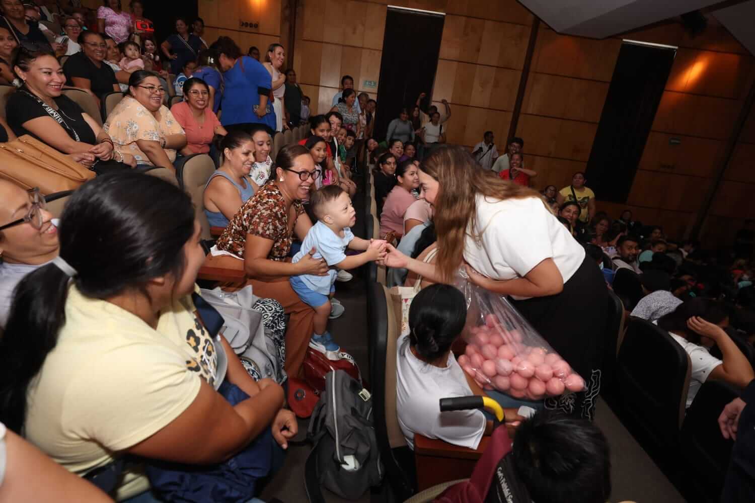 Becas del DIF Mérida benefician a 600 personas con discapacidad