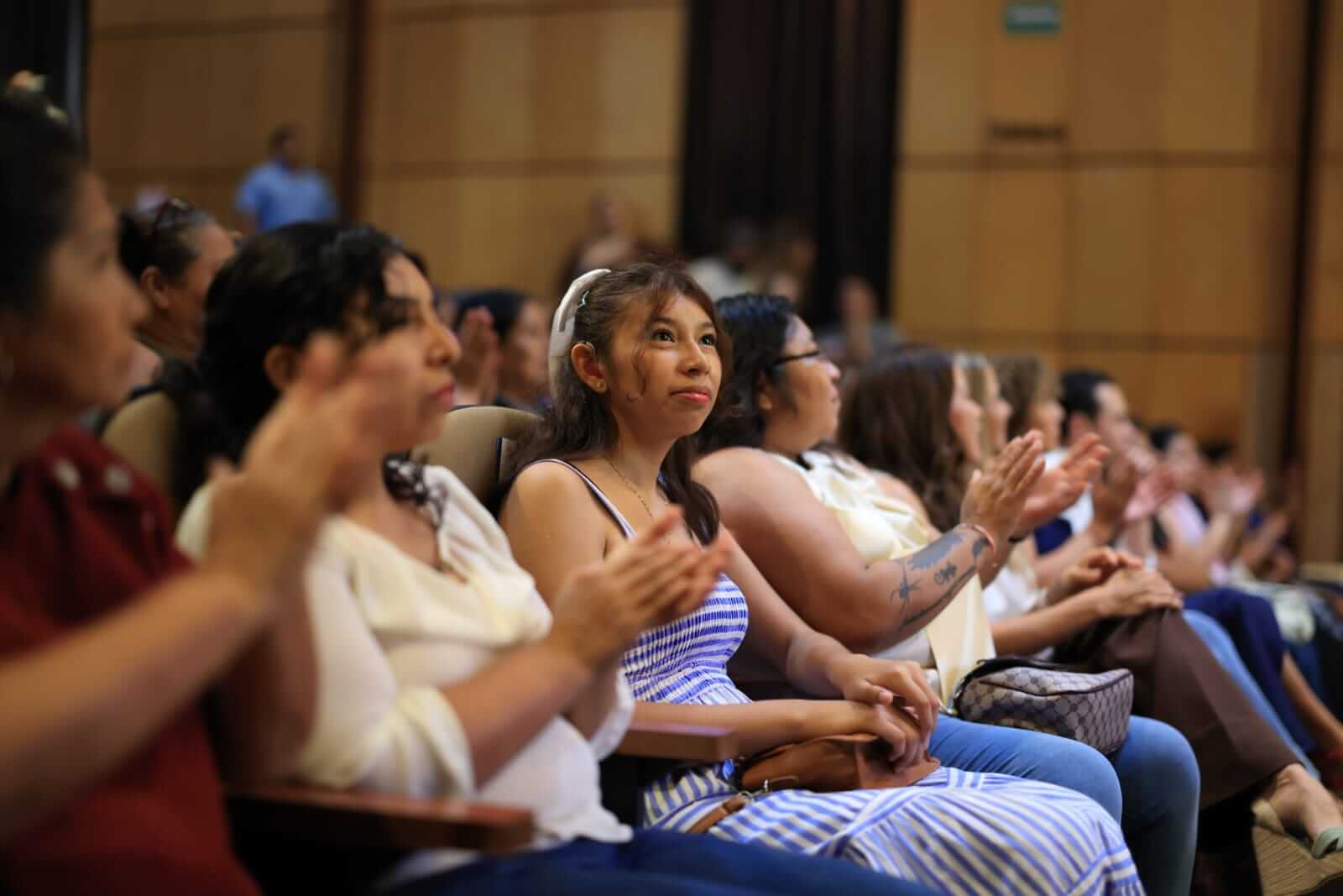 Becas del DIF Mérida benefician a 600 personas con discapacidad