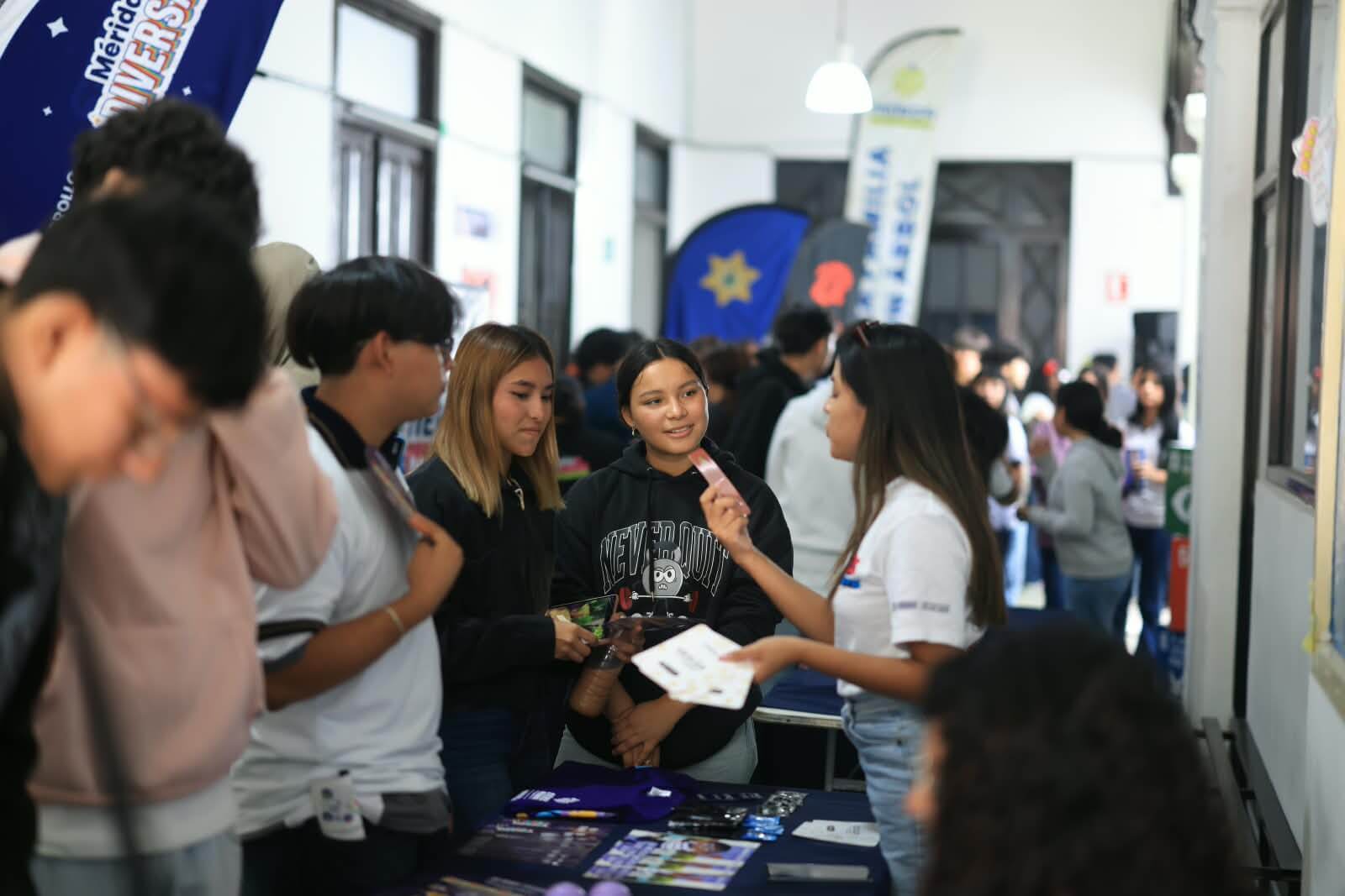 Participación juvenil en Mérida reúne a Cecilia Patrón con estudiantes universitarios