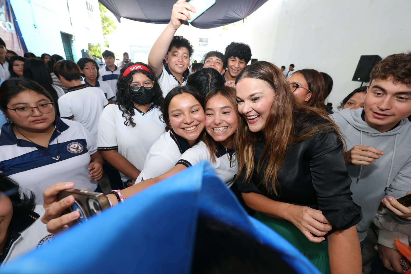 Participación juvenil en Mérida reúne a Cecilia Patrón con estudiantes universitarios