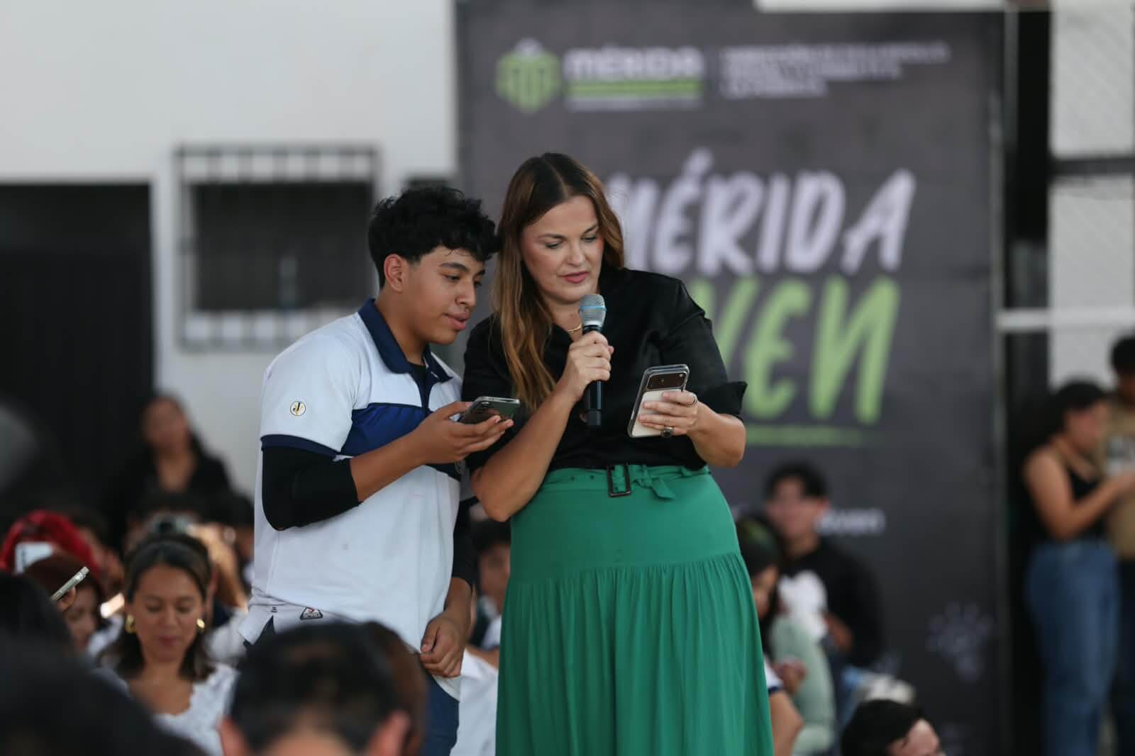 Participación juvenil en Mérida reúne a Cecilia Patrón con estudiantes universitarios